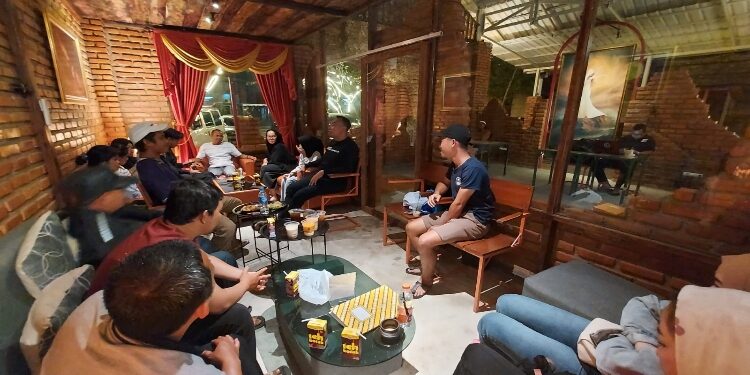 FOTO: MATAKALTENG - Ketua Tim Virtual Police Bidhumas Polda Kalteng, Ipda H Shamsudin, pada saat melakukan mediasi antara korban, terduga pelaku dan para orangtua.