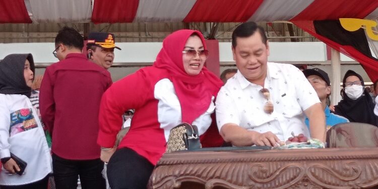 FOTO : DEVIANA/MATAKALTENG - Bupati Kotim Halikinnor didampingi wakilnya Irawati saat menyaksikan pertandingan sepak bola.