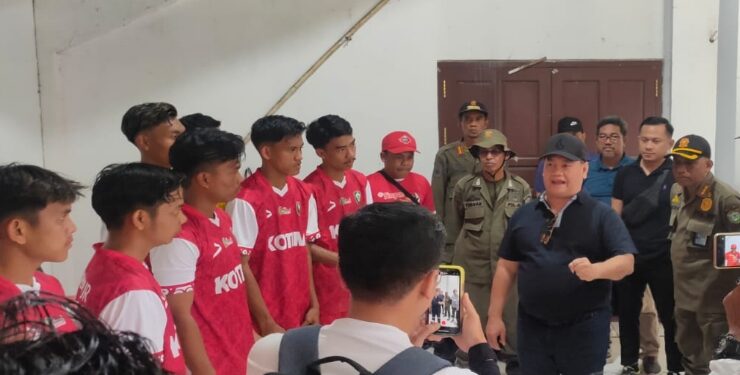 FOTO : DEVIANA/MATAKALTENG - Bupati Kotim Halikinnor saat memberikan semangat kepada para pemain sepak bola Kotim sebelum laga final Porprov di Stadion 29 November, Jumat 4 Agustus 2023.