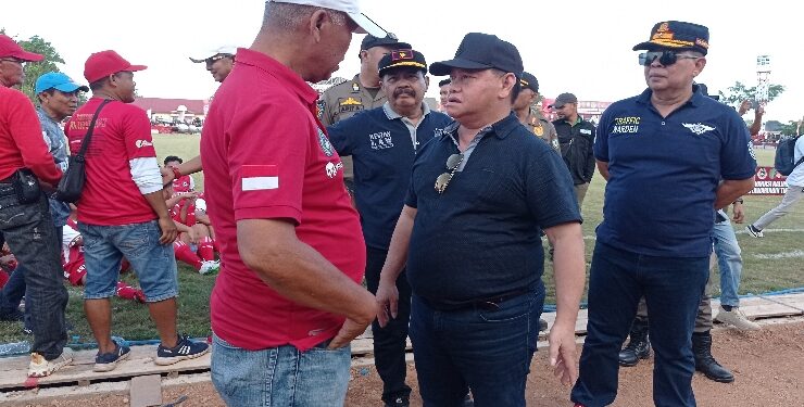 FOTO : DEVIANA/MATAKALTENG - Bupati Kotim Halikinnor saat berbincang dengan pelatih tim sepak bola Kotim di Stadion 29 Nopember Sampit, Jumat 4 Agustus 2023.