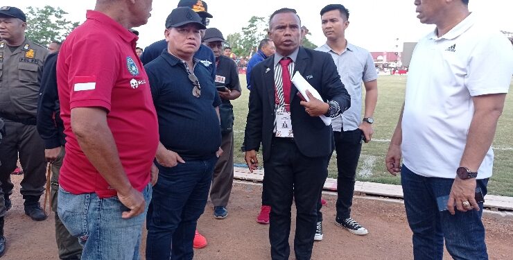 FOTO : DEVIANA/MATAKALTENG - Panitia Porprov XII Kalteng saat memantau pertandingan sepak bola di Stadion 29 Nopember Sampit, Jumat 4 Agustus 2023.