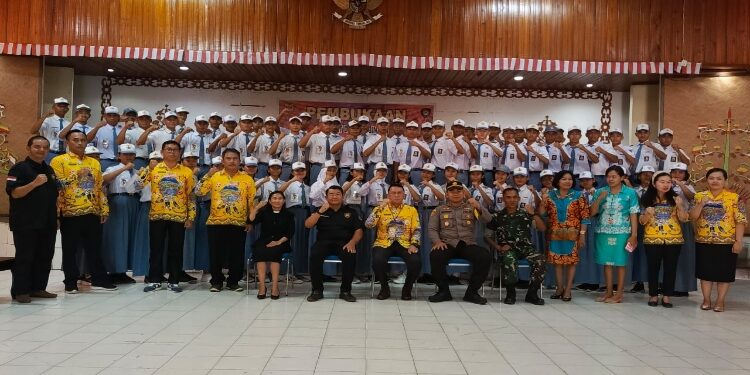 FOTO : DISKOMINFO SANTIK/MATA KALTENG - Plt Sekda Gumas Richard dan Plt Kepala Disdikpora Aprianto, ketika berfoto bersama dengan calon anggota paskibraka tahun 2023, di GPU Tampung Penyang, Kamis, 3 Agustus 2023 sore.