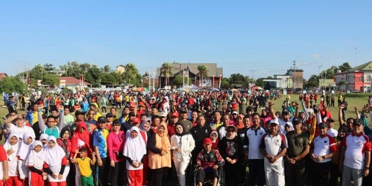 FOTO: PROKOM SERUYAN/MATA KALTENG - Sesi foto seusai pelaksanaan senam bersama di Lapangan Gagah Lurus Kuala Pembuang dalam rangka hari jadi ke-21 Kabupaten Seruyan, Jum'at 4 Agustus 2023.