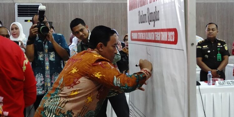 FOTO: VI/MATAKALTENG - Penandatanganan komitmen Percepatan Penurunan Stunting (TPPS) dan Rembuk Stunting Tingkat Provinsi Kalteng.