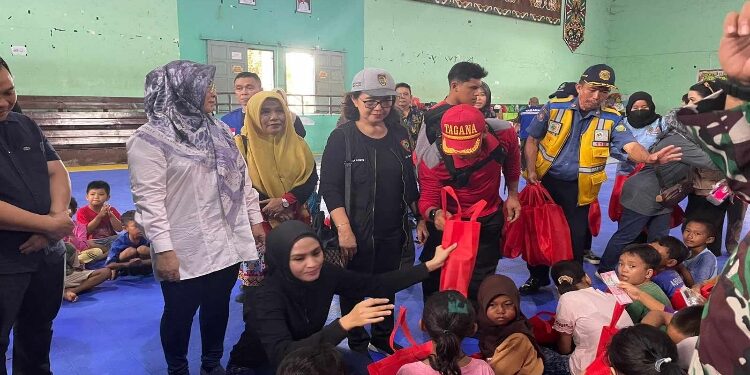 FOTO: VI/MATAKALTENG - Ketua TP PKK Kalteng Ivo Sugianto Sabran meninjau Posko Terpadu Korban Kebakaran Flamboyan Bawah di GOR KONI, Palangka Raya.