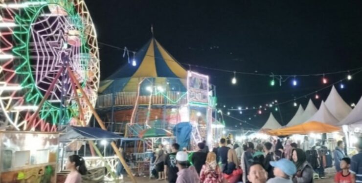 FOTO : Dok/MATA KALTENG - Suasana expo 2023 di Kota Sampit saat malam hari.