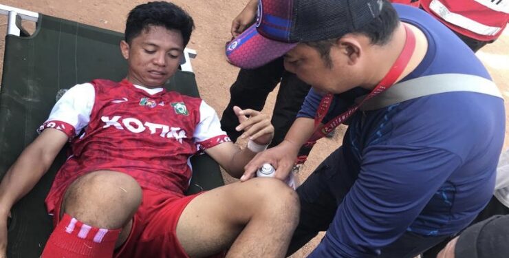 FOTO : Dok/MATA KALTENG - Pelayanan kesehatan yang dilakukan kepada atlet Porprov 2023 cabor sepak bola.