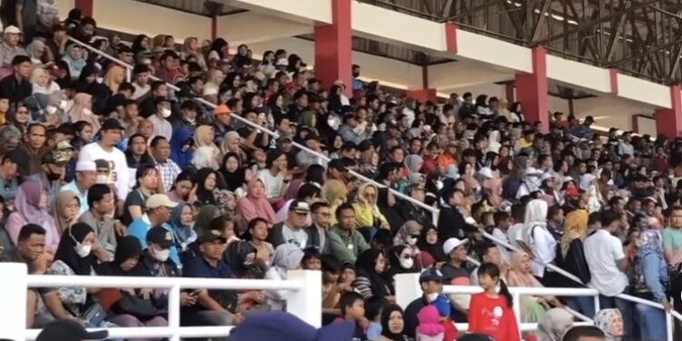 FOTO:DOK/MATA KALTENG - Suasana tribun penonton pertandingan final Sukamara VS Kotim, 4 Agustus 2023 yang berubah menjadi laga persahabatan.