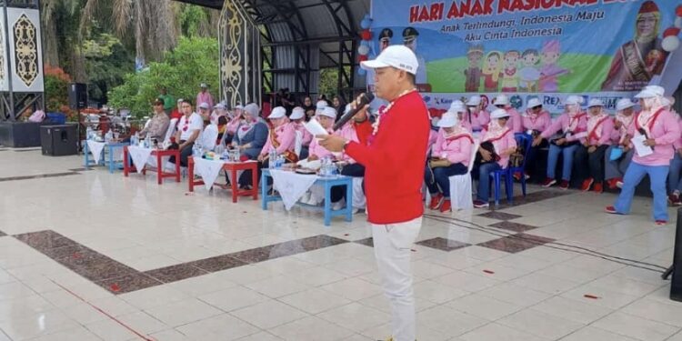 FOTO: DIAN/MATA KALTENG  - Plt Kepala Disdik Kotim M Irfansyah saat memberikan sambutan dalam acara hari anak nasional di Taman Kota Sampit, Minggu 6 Agustus 2023.
