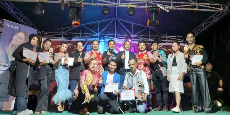 FOTO: IST/MATA KALTENG - Anggota DPRD Kotim Riskon Fabiansyah (tengah) saat menghadiri pembagian hadiah perlombaan dalam kegiatan expo 2023, 5 Agustus 2023.
