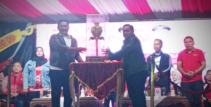 FOTO : DEVIANA/MATAKALTENG - Wakil Gubernur Kalteng Eddy Pratowo saat menyerahkan piala kepada Bupati Kotim Halikinnor, Sabtu 5 Agustus 2023.