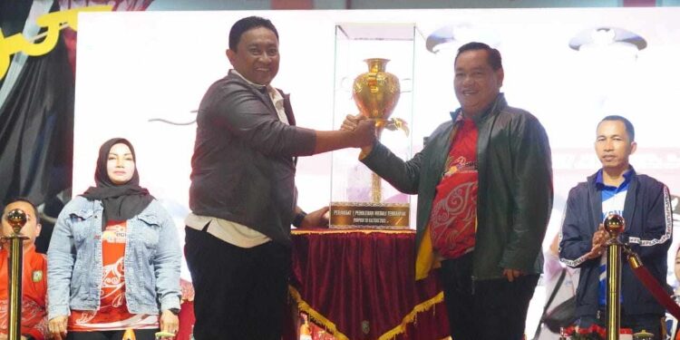 FOTO: MATAKALTENG - Wagub Kalteng, Edy Pratowo, saat menyerahkan piala bergilir Porprov kepada Bupati Kotim, Halikinnor.