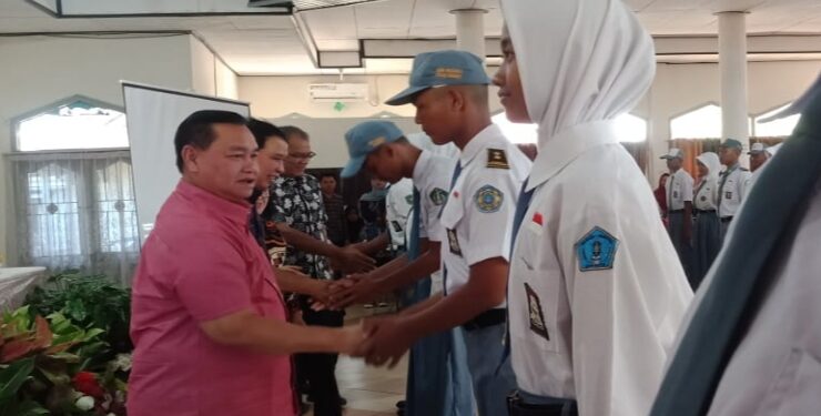 FOTO : DEVIANA/MATAKALTENG - Bupati Kotim Halikinnor bersama pejabat memberikan selamat kepada peserta calon paskibraka, Minggu 6 Agustus 2023.