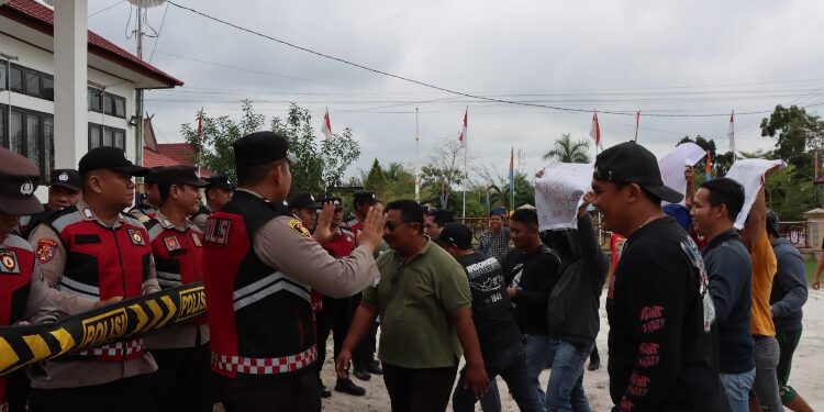 FOTO: HUMAS POLRES GUMAS/MATAKALTENG - Suasana latihan sispamkota yang digelar Polres Gumas, di kantor KPU setempat, Sabtu, 5 Agustus 2023.