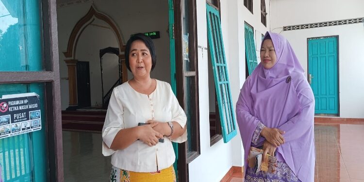 FOTO: DPRD GUMAS/MATAKALTENG - Anggota DPRD Kabupaten Gumas, Iceu Purnamasari, ketika bersama warga kuala kurun, pekan lalu.