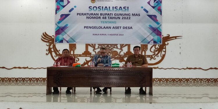FOTO: DISKOMINFO SANTIK/MATAKALTENG - Bupati Gumas, Jaya S Monong, yang diwakili Kepala DPMD, Yulius, didampingi Sekretaris DPMD, Eligato dan narasumber, saat membuka sosialisasi perbup tentang pengelolaan aset desa, di GPU Damang Batu, Sabtu, 5 Agustus 2023.
