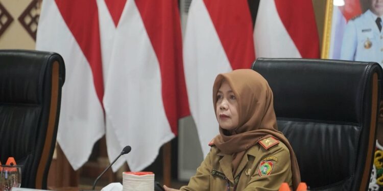 FOTO: MATAKALTENG - Asisten Perekonomian dan Pembangunan Setda Provinsi Kalteng, Sri Widanarni, saat mengikuti rakor secara virtual.