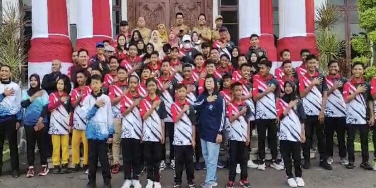FOTO: DIAN/MATA KALTENG - Deklarasi bersama para atlet asal Kotim sebelum berangkat mengikuti O2SN dan GSI Kalteng, Senin 7 Agustus 2023.