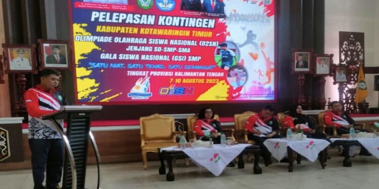 FOTO: DIAN/MATA KALTENG - Plt Kepala Disdik Kotim M Irfansyah saat memberikan sambutan dalam acara pelepasan kontingen Kotim untuk mengikuti O2SN dan GSI Provinsi Kalteng, Senin 7 Agustus 2023.
