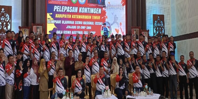 FOTO: DIAN/MATA KALTENG - Pelepasan kontingen Kotim untuk mengikuti O2SN dan GSI Kalteng dengan memberi simbol persahabatan, 7 Agustus 2023.