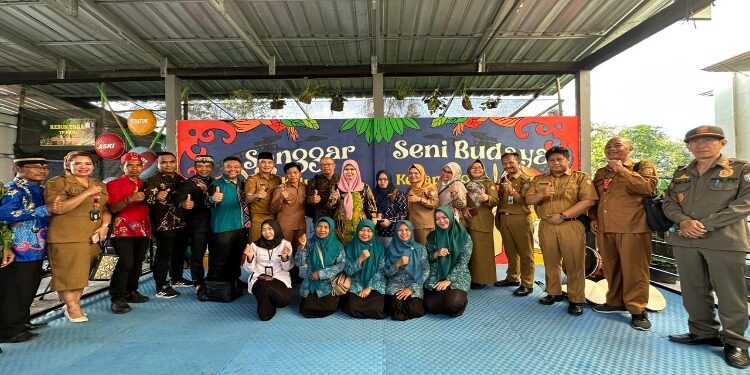 FOTO: IST/MATAKALTENG - Usai penilaian oleh Tim Kemendagri bersama ASN Kelurahan Ketapang dan Kecamatan MB Ketapang, Kotim.