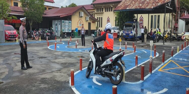 FOTO: RZL/MATAKALTENG - Pemohon SIM C saat menjalani ujian di lintasan baru.