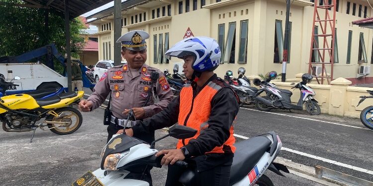 FOTO: Kasat Lantas Polresta Palangka Raya, AKP Salahiddin, saat berinteraksi bersama pemohon SIM C.