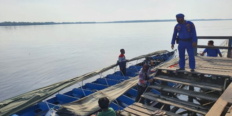 FOTO: IST/MATAKALTENG - Personel Ditpolairud Polda Kalteng, pada saat memberikan imbauan kepada para penyedia jasa angkutan air.