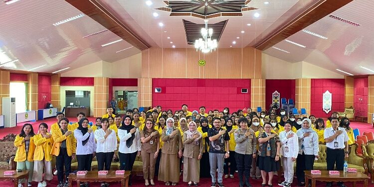 FOTO: RZL/MATAKALTENG - Personel Polwan Polda Kalteng, saat foto bersama mahasiswa, usai memberikan edukasi.