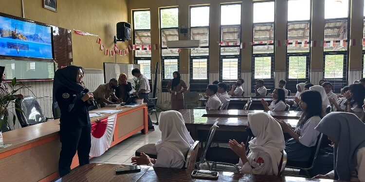 FOTO: RZL/MATAKALTENG - Personel polwan Polda Kalteng, saat memberikan edukasi kepada siswa SMAN 1 Palangka Raya.