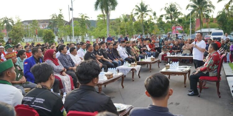 FOTO: IST/MATAKALTENG - Gubernur Kalteng, H. Sugianto Sabran saat menjalin silaturahmi & Ngobrol Sore Santai bersama Anggota DPR RI Dapil Kalteng H. Agustiar Sabran, Sekretaris Daerah Prov. Kalteng H. Nuryakin, Kepala Perangkat Daerah Prov. Kalteng, Perwakilan Organisasi dan Paguyuban serta Squad Kalteng Putra.