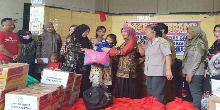 FOTO: VI/MATAKALTENG - DWP Kalteng Serahkan Bantuan Sosial bagi Korban Kebakaran Flamboyan Bawah.