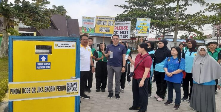 FOTO : LILY RUSNIKASI/MATA KALTENG - Anggota DPRD Kabupaten Gumas Lily Rusnikasi (baju merah) saat menghadiri gerakan pungut sampah dan peluncuran kusak eka plastik, di taman kota kuala kurun, Jumat, 4 Agustus 2023.