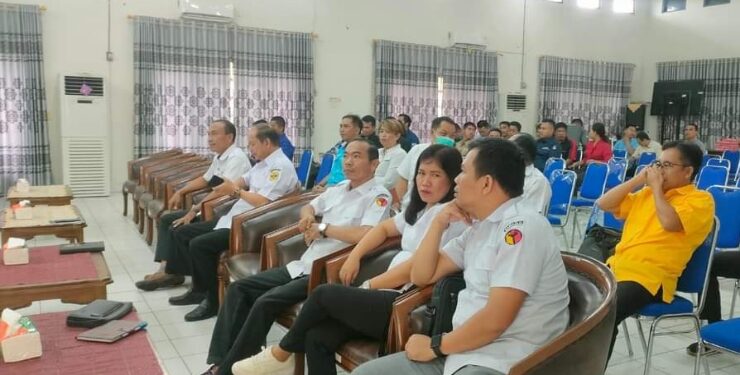 FOTO : BAWASLU GUMAS/MATA KALTENG - Ketua Bawaslu Kabupaten Gumas Walman Tristianto bersama anggota Bawaslu koordinator Divisi Penanganan Pelanggaran dan Penyelesaian Sengketa Agus Praptomo Cahyo, dan anggota Bawaslu Koordinator Divisi Hukum, Pencegahan, Partisipasi dan Hubungan Masyarakat Katriana, ketika menghadiri suatu kegiatan, belum lama ini.