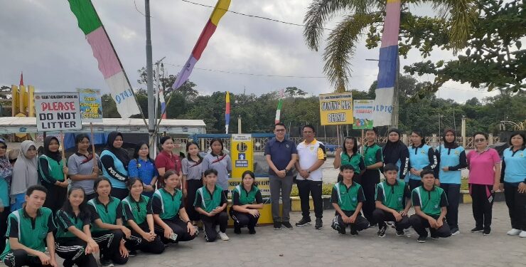 FOTO : DISKOMINFO SANTIK/MATA KALTENG - Plt Sekda Gumas Richard dan Ketua Karang Taruna Isnaini, saat berfoto bersama dengan peserta didik pada kegiatan gerakan pungut sampah sekaligus peluncuran kusak eka plastik, Jumat, 4 Agustus 2023.