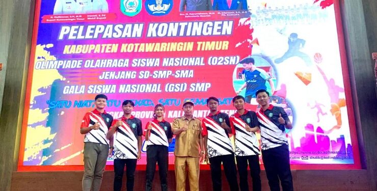 FOTO : DIAN/MATA KALTENG - Kepala SMPN 2 Sampit, Abdurrahman (tengah) bersama atlet pelajar dari SMPN 2 Sampit saat pelepasan kontingen O2SN dan GSI, 7 Agustus 2023.