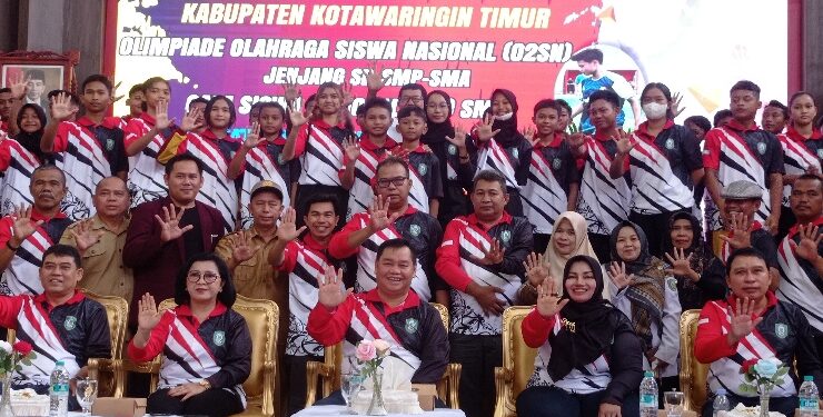 FOTO : DEVIANA/MATAKALTENG - Bupati Kotawaringin Timur Halikinnor saat bersama kontingen O2SN dan GSI Kalteng di Rumah Jabatan Bupati, Senin 7 Agustus 2023