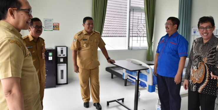 Wakil Gubernur Kalteng Edy Pratowo (tengah)
