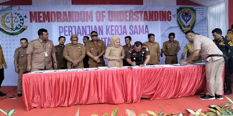 FOTO: ALDI/MATA KALTENG - Suasana saat pelaksanaan penandatangan MoU antara Kejari Seruyan dengan kades se-Kabupaten Seruyan di Kantor Kejari setempat, Senin 7 Agustus 2023.