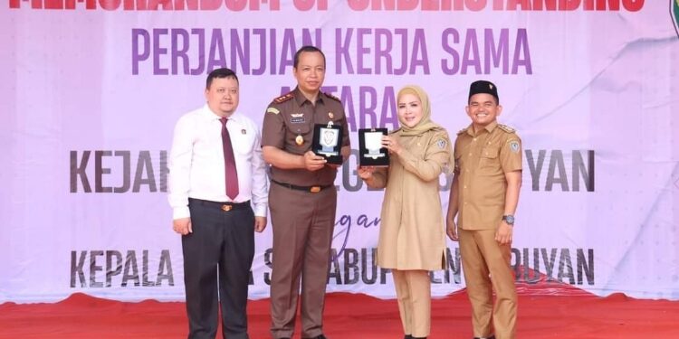 FOTO: PROKOM SERUYAN/MATA KALTENG - Wakil Bupati Seruyan, Iswanti (dua dari kanan) saat menerima plakat dalam agenda penandatangan perjanjian kerja sama antara Kejari Seruyan dengan kades se-Kabupaten Seruyan di Kantor Kejari setempat, Senin 7 Agustus 2023.