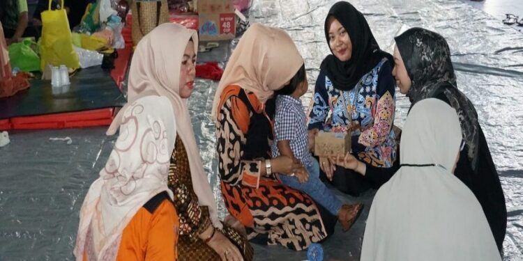 FOTO: MATAKALTENG - Ketua TP PKK Palangka Raya, Avina Fairid Naparin, saat mengunjungi korban kebakaran Flamboyan Bawah di Posko Pengungsian.