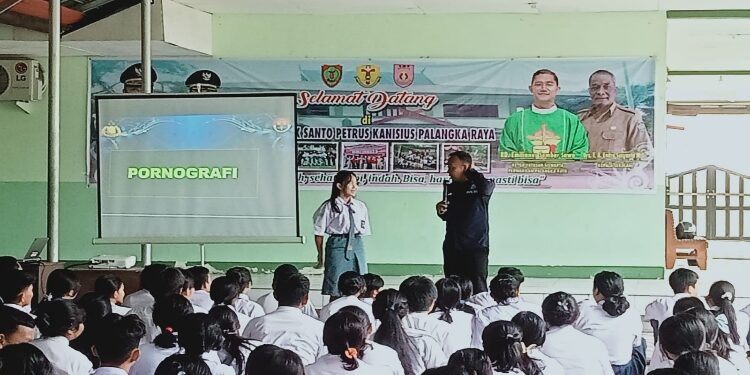 FOTO: RZL/MATAKALTENG - Ketua Tim Virtual Police Bidhumas Polda Kalteng, Ipda H Shamsudin atau Cak Sam, saat memberikan edukasi kepada siswa SMa Katolik Palangka Raya.