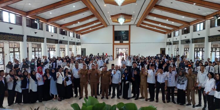 FOTO: DEVIANA/MATAKALTENG - Bupati Kotim Halikinnor bersama dewan guru di kegiatan Seminar Implementasi Kurikulum Merdeka (IKM) Selasa 8 Agustus 2023.