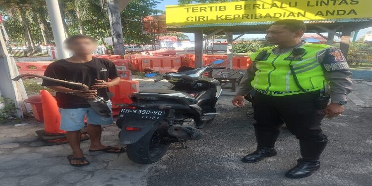 FOTO: RZL/MATAKALTENG - Pengendara Yamaha Aerox, usai melepas knalpot brong.
