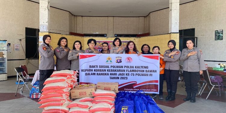 FOTO: RZL/MATAKALTENG - Foto bersama antara Polwan Polda Kalteng dengan Lurah Langkai, usai menyalurkan sembako.