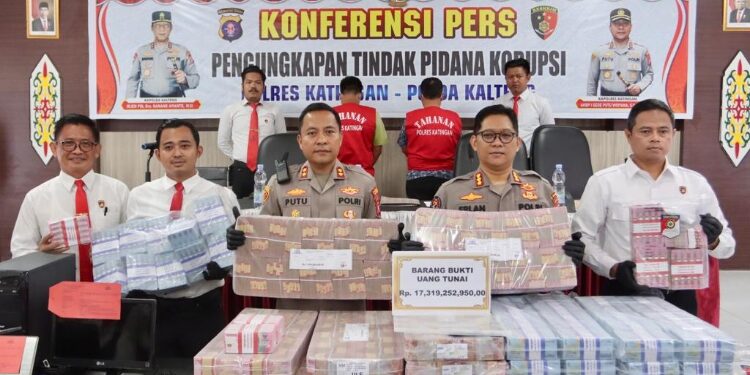 FOTO: RZL/MATAKALTENG - Kabid Humas Polda Kalteng, Kombes Pol Erlan Munaji (dua dari kanan) saat menunjukkan barang bukti.