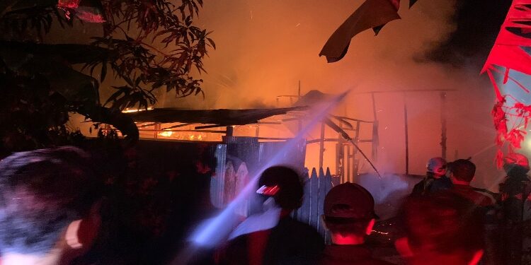 FOTO: RZL/MATAKALTENG - Petugas pemadam kebakaran pada saat berusaha memadamkan api di gudang warga.
