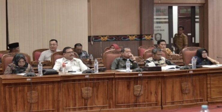 FOTO : DIAN/MATA KALTENG - Jajaran Anggota DPRD Kotim saat mengikuti rapat kerja bersama tim anggaran pemerintah Kotim, Selasa 7 Agustus 2023.