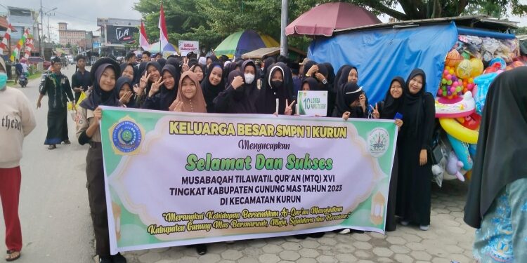 FOTO: DISKOMINFOSANTIK/MATAKALTENG - Para peserta saat mengikuti pawai taaruf MTQ ke-XVI dan FSQ ke-X, di Taman Kota Kuala Kurun, Senin, 7 Agustus 2023 sore.
