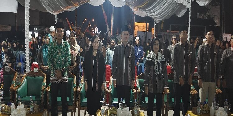 FOTO: DPRD GUMAS/MATAKALTENG - Wakil Ketua I DPRD Kabupaten Gumas Binartha (ujung kiri) menghadiri pembukaan MTQ ke-XVI dan FSQ ke-X tingkat Kabupaten Gumas tahun 2023, di Taman Kota Kuala Kurun, Senin, 7 Agustus 2023.